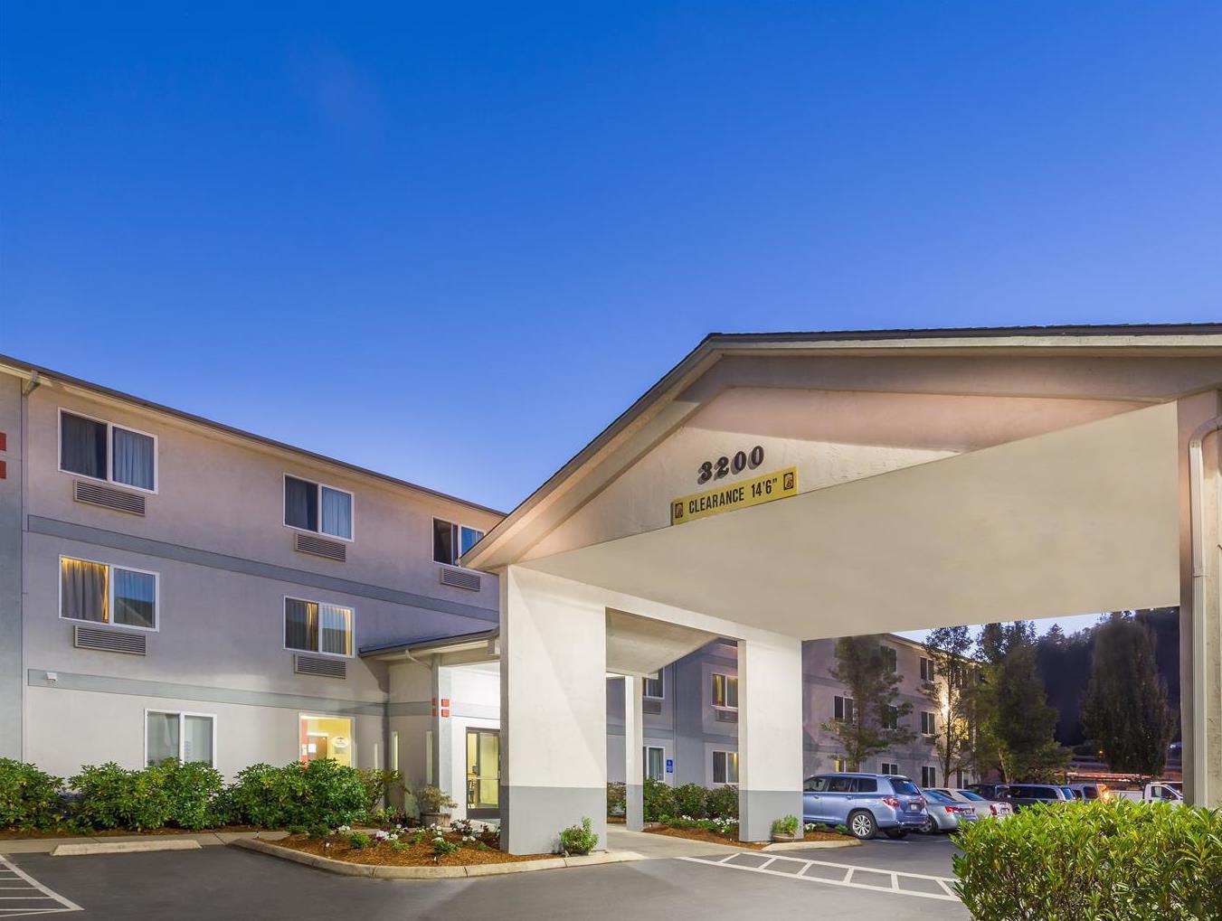 Super 8 by Wyndham Roseburg Hotel Eksteriør billede