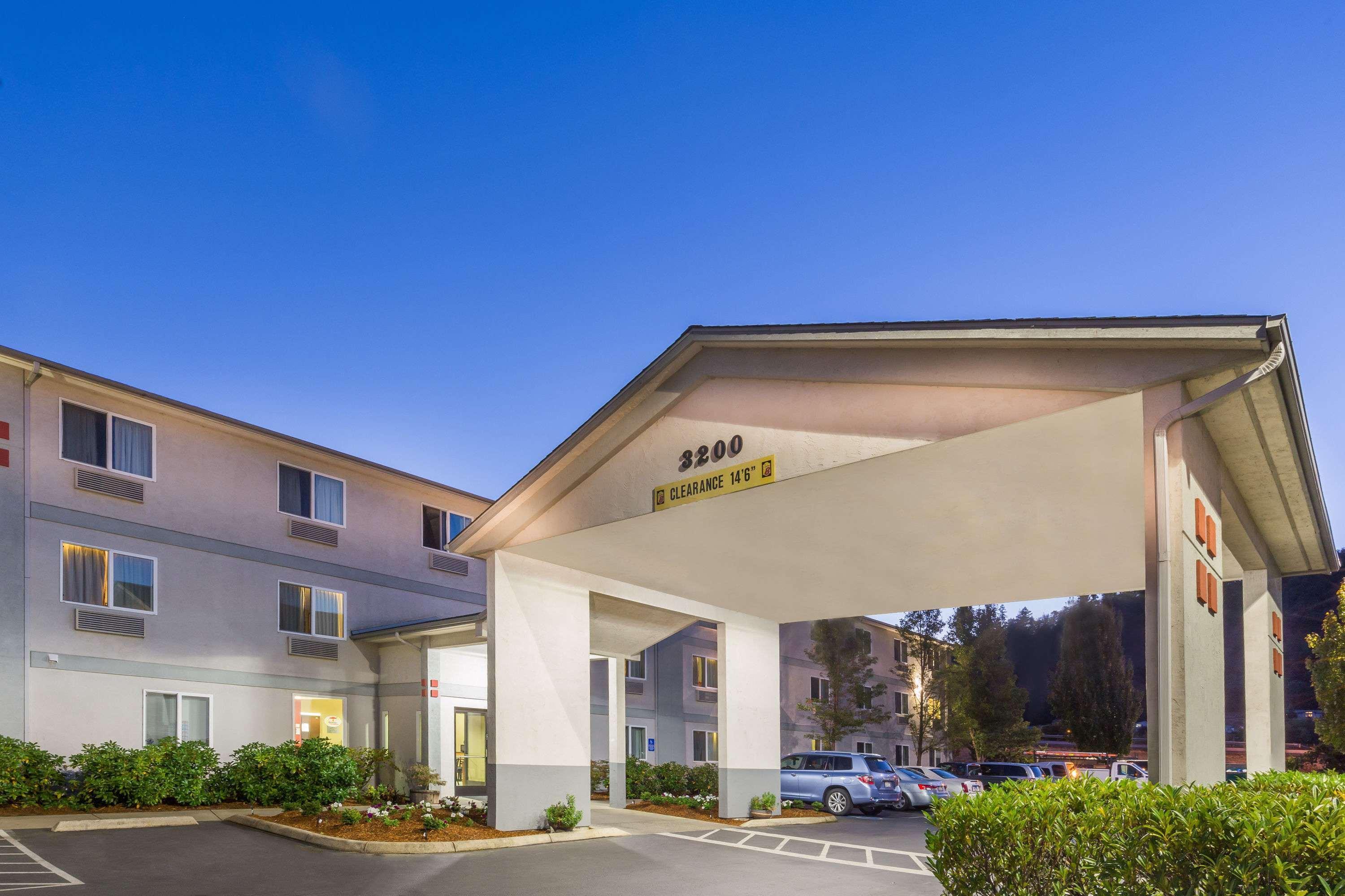 Super 8 by Wyndham Roseburg Hotel Eksteriør billede