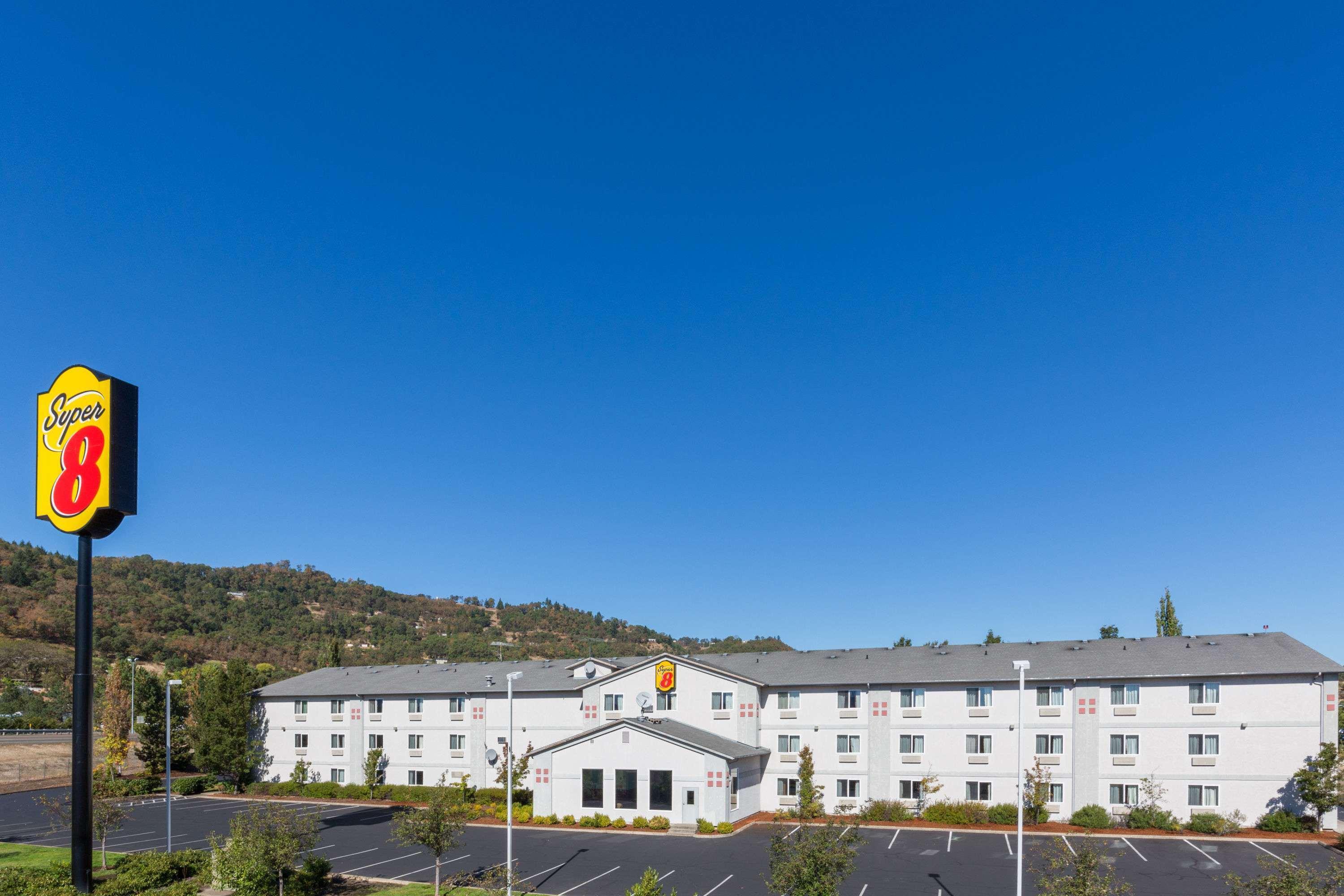 Super 8 by Wyndham Roseburg Hotel Eksteriør billede