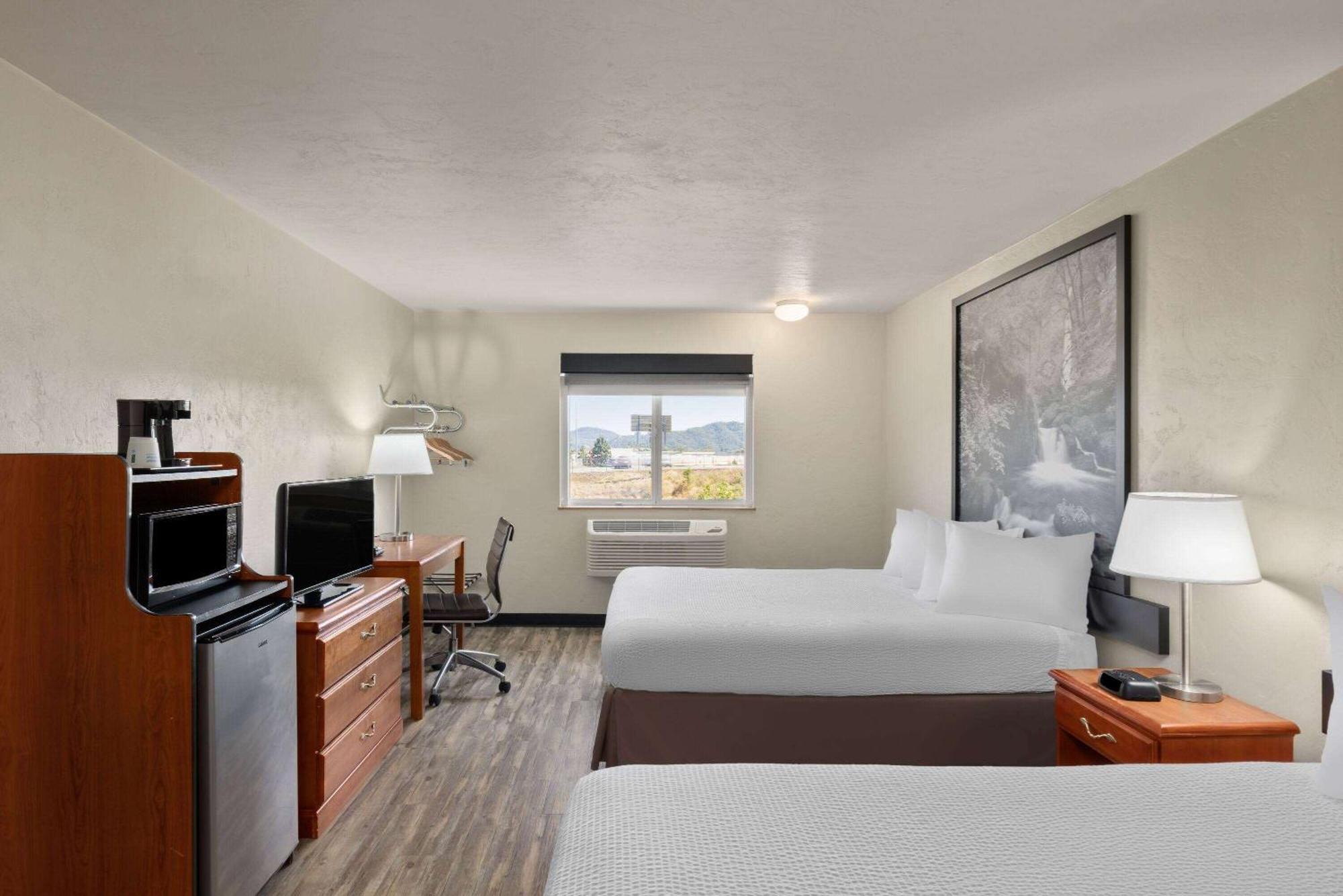 Super 8 by Wyndham Roseburg Hotel Eksteriør billede