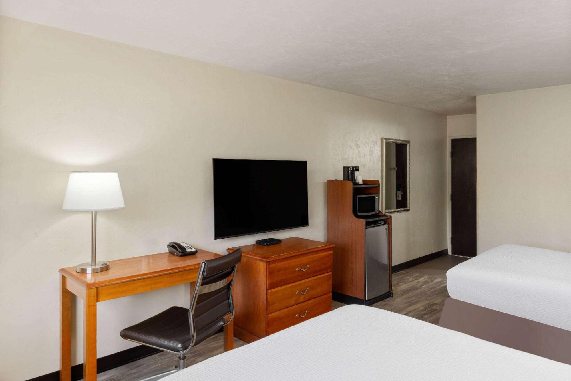 Super 8 by Wyndham Roseburg Hotel Eksteriør billede
