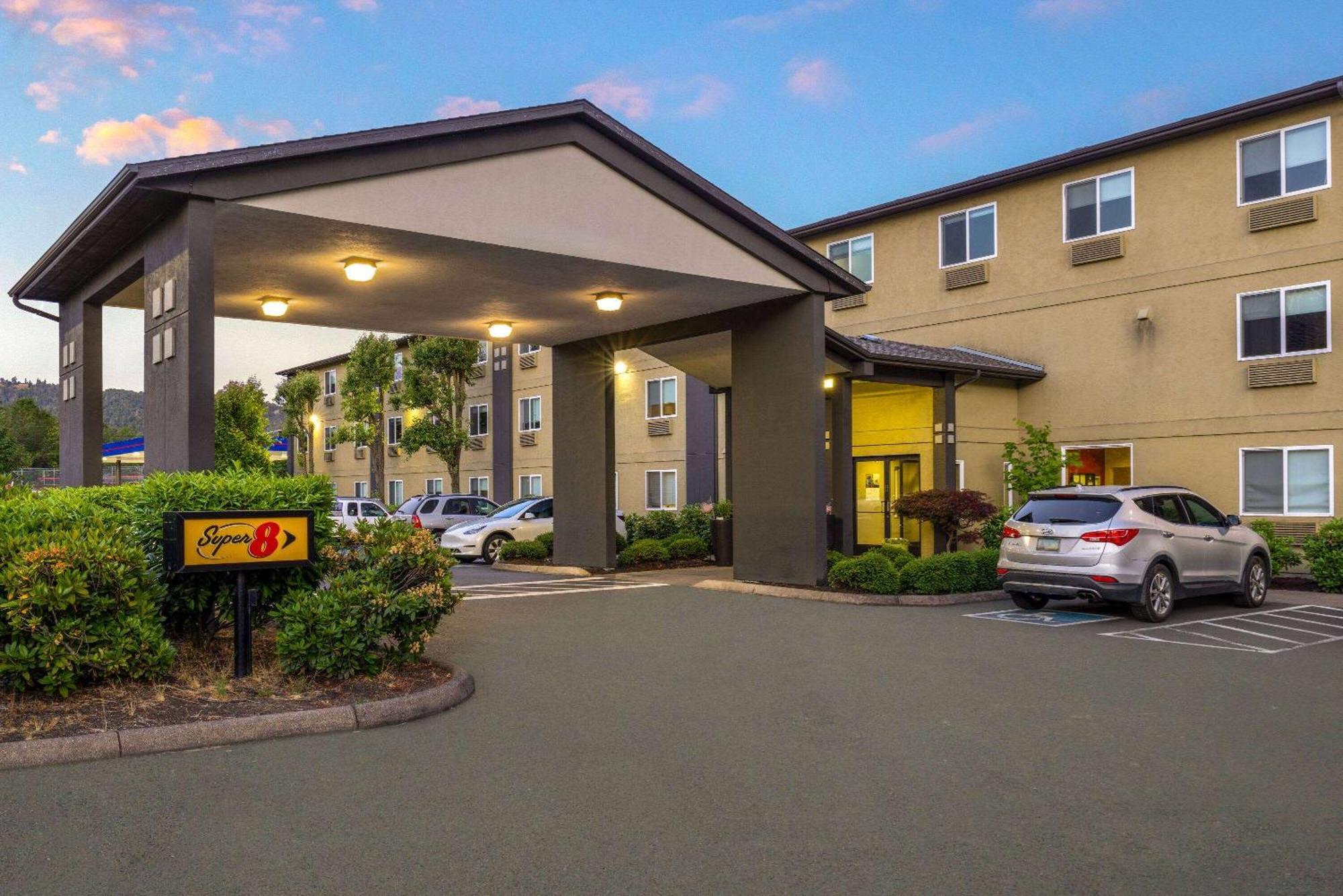 Super 8 by Wyndham Roseburg Hotel Eksteriør billede