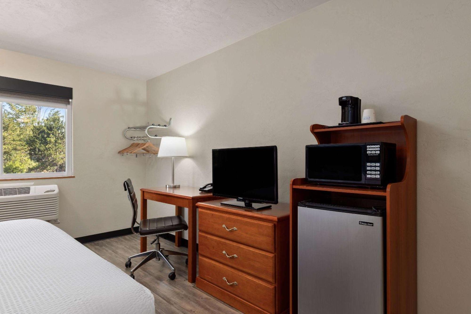 Super 8 by Wyndham Roseburg Hotel Eksteriør billede
