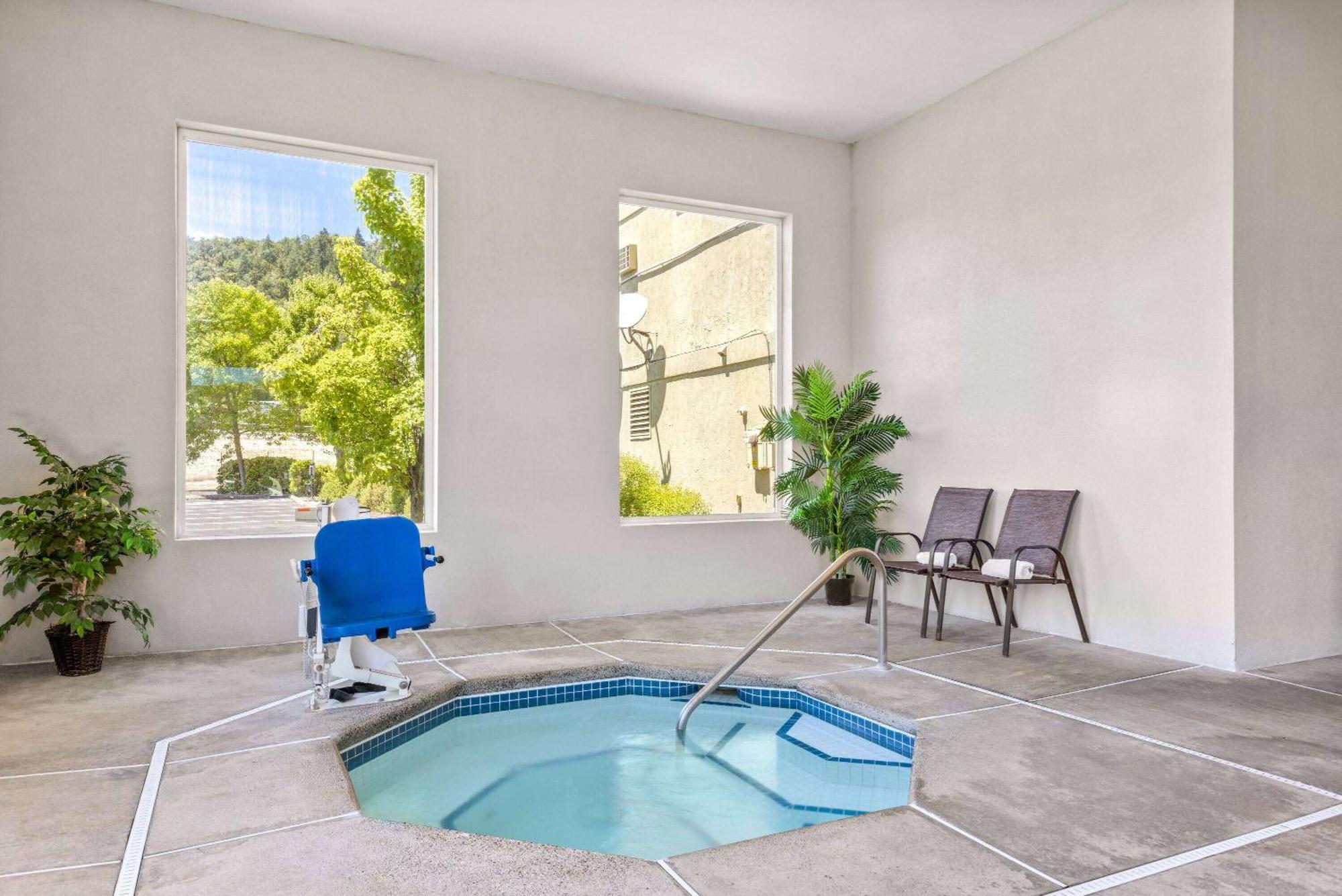 Super 8 by Wyndham Roseburg Hotel Eksteriør billede