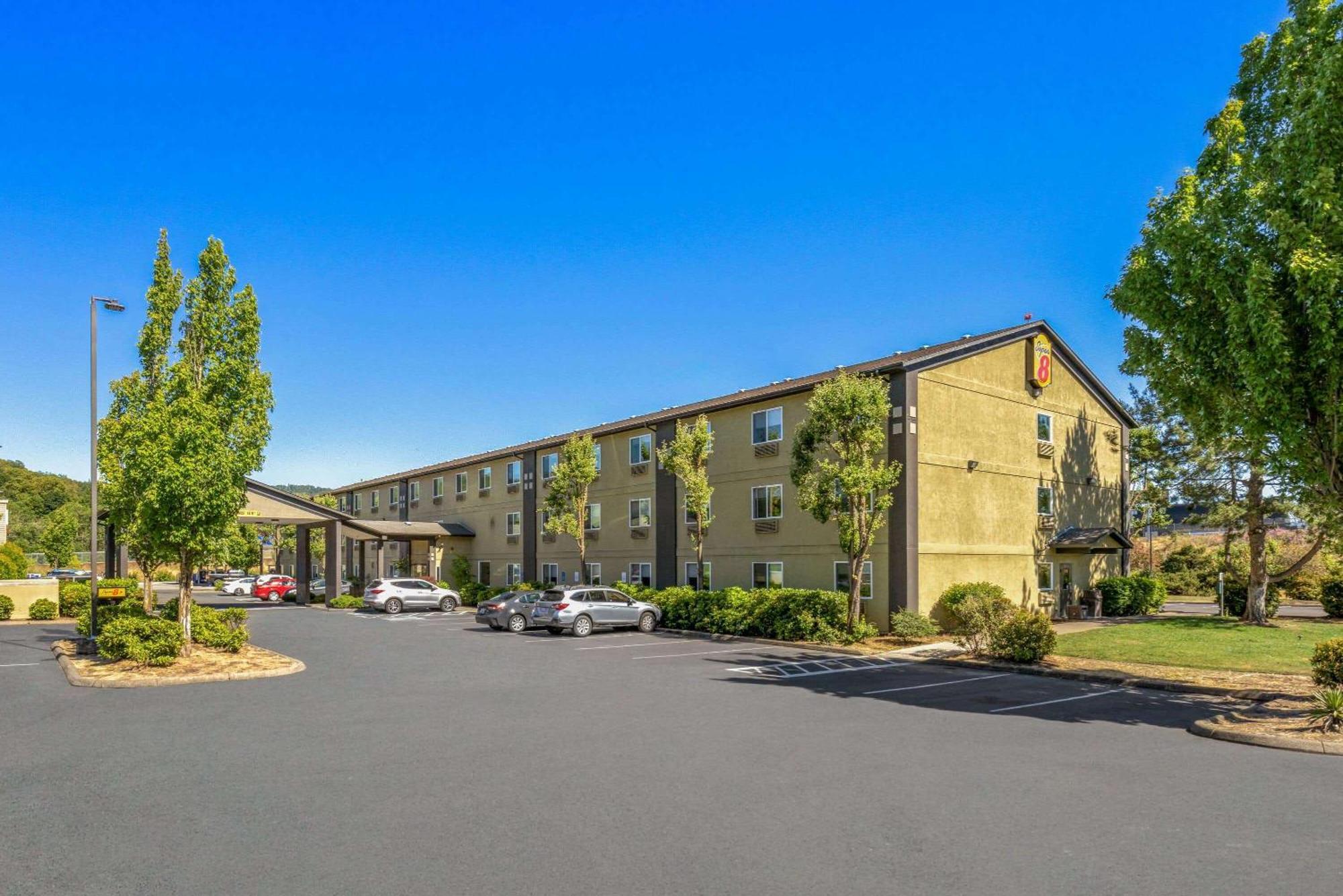 Super 8 by Wyndham Roseburg Hotel Eksteriør billede