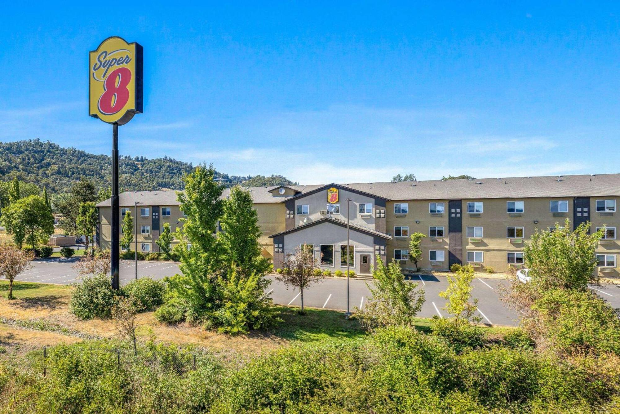 Super 8 by Wyndham Roseburg Hotel Eksteriør billede
