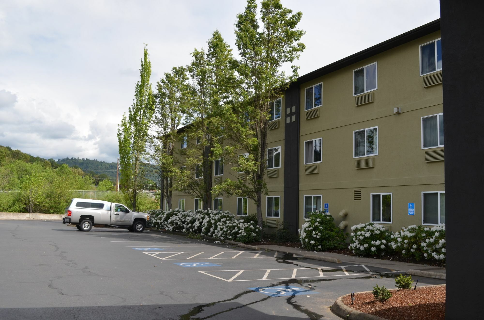 Super 8 by Wyndham Roseburg Hotel Eksteriør billede